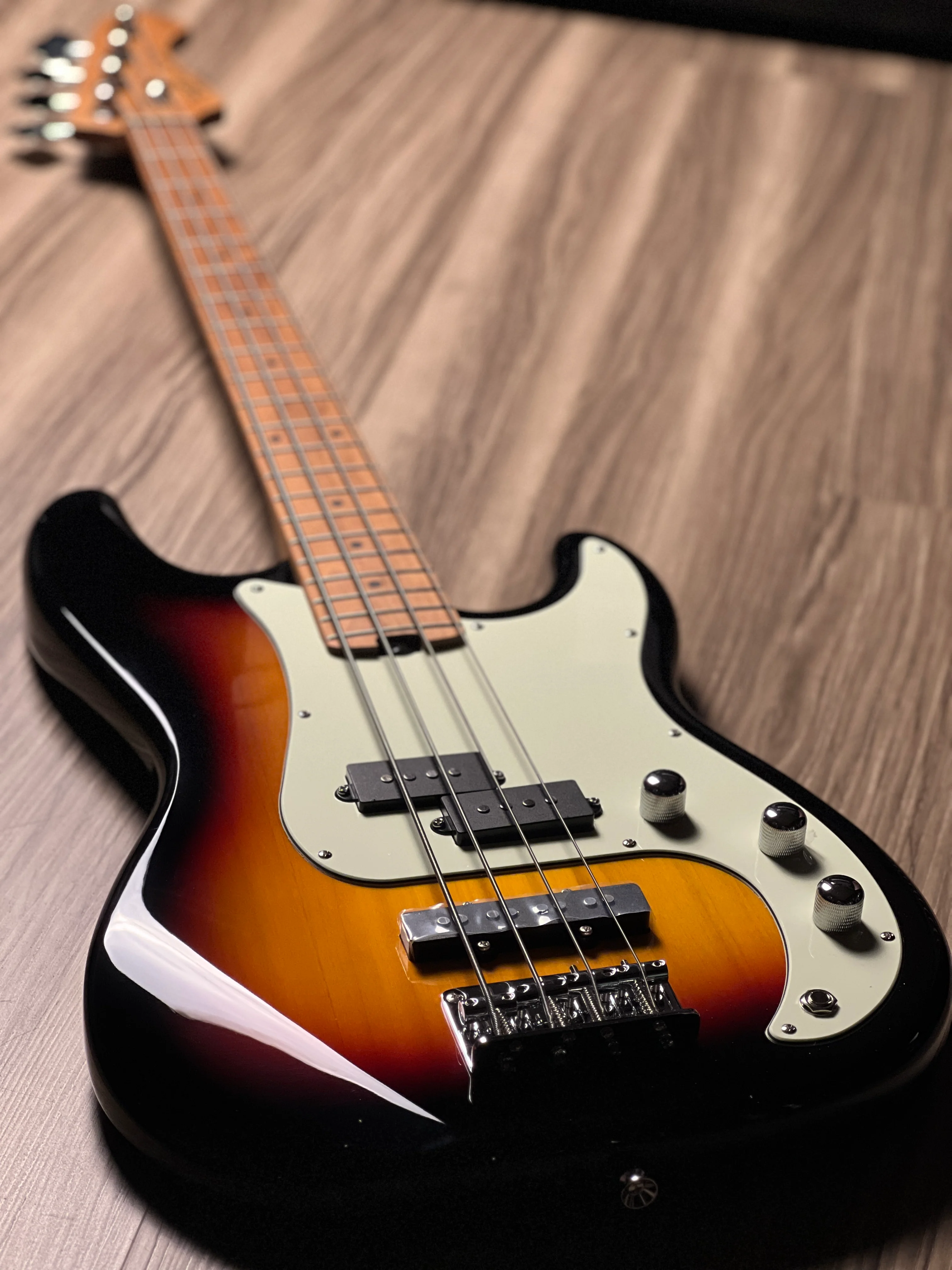 SQOE SPJ600 Roasted Maple Series Bass in 3-Tone Sunburst - Image 5