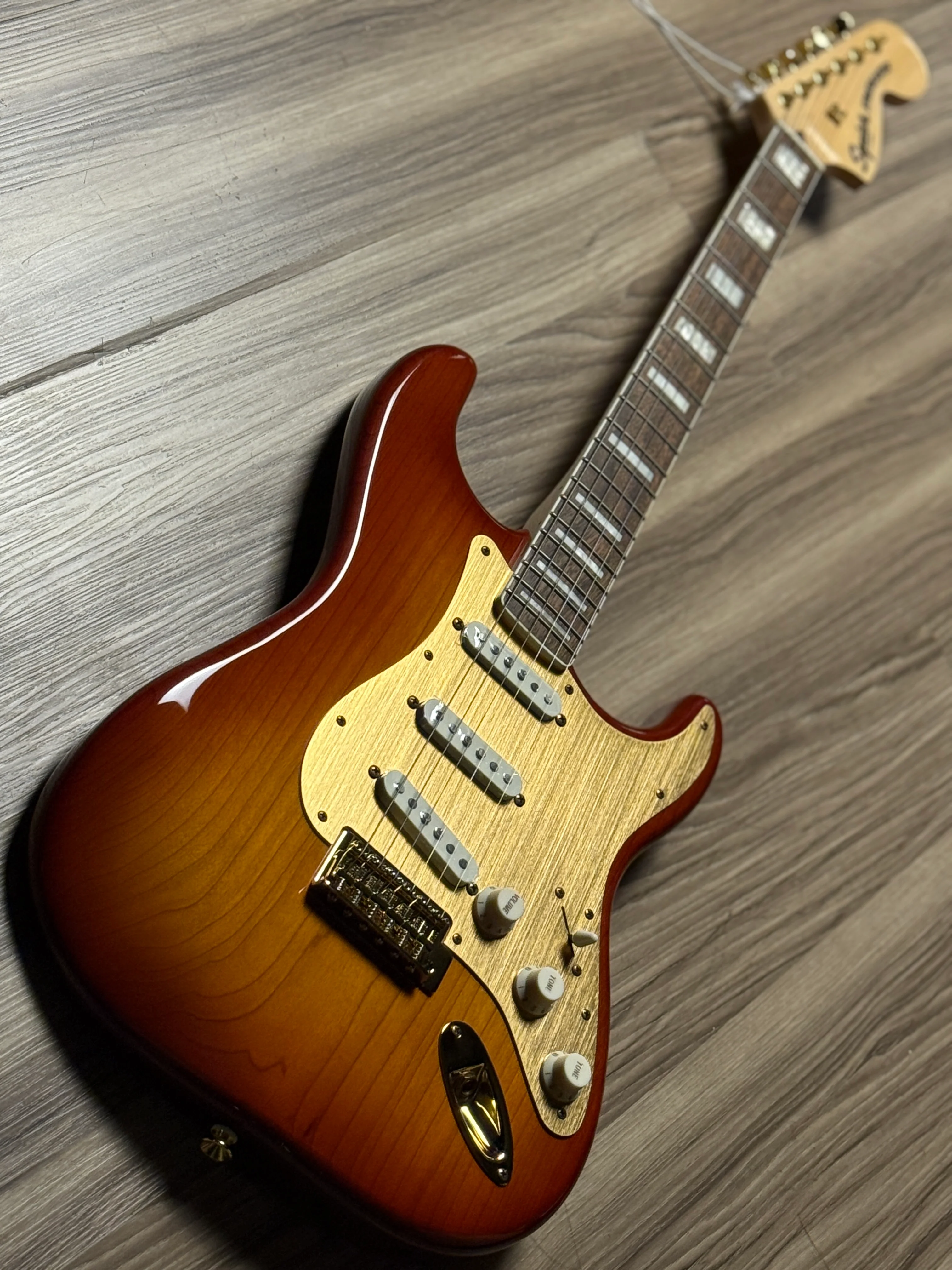 Squier 40th Anniversary Gold Edition Stratocaster in Sienna Sunburst (USED) ISSF22003676 - Image 3
