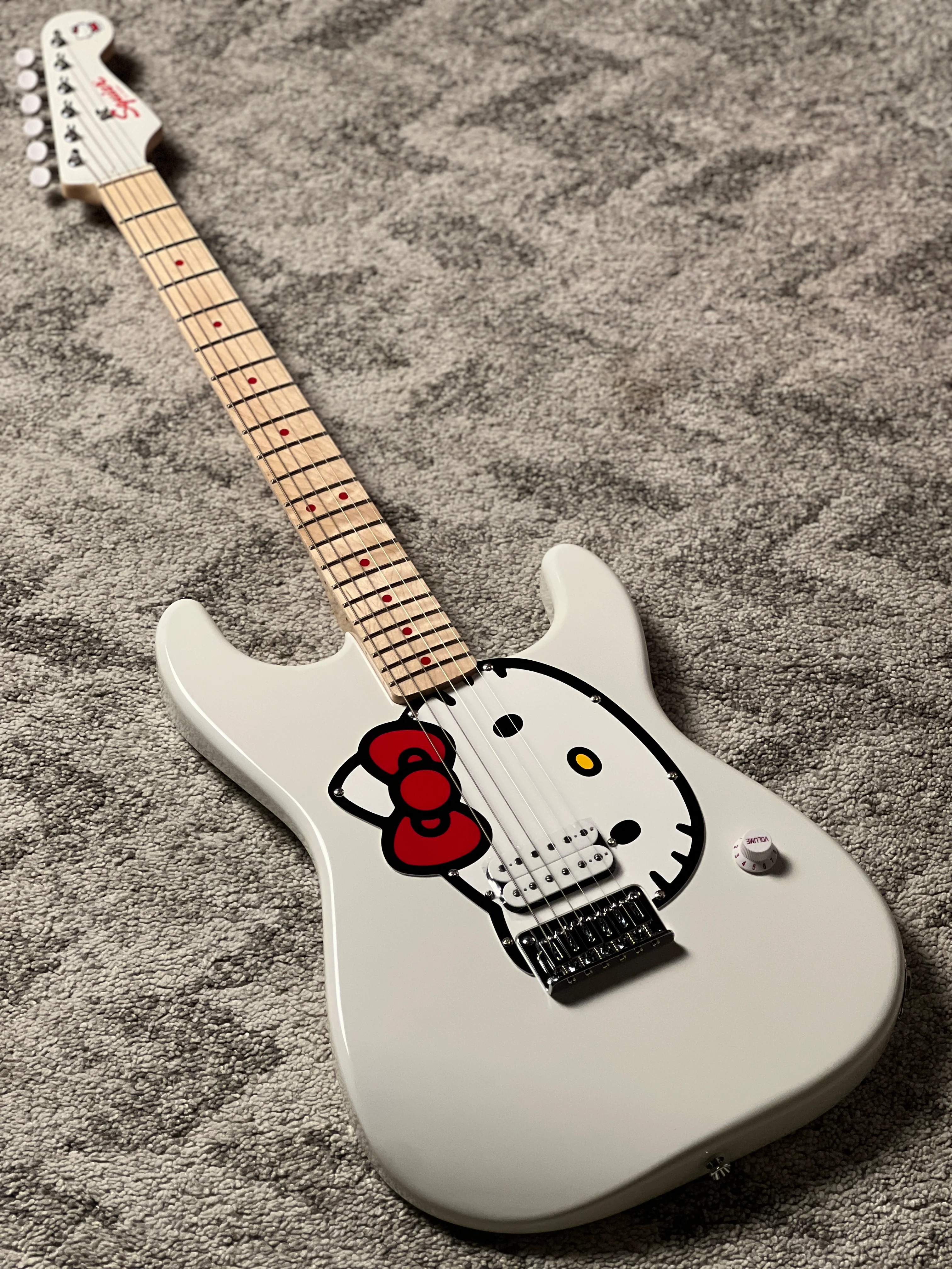 Squier by Fender Limited Edition Hello Kitty Stratocaster with Maple FB in White - Image 2
