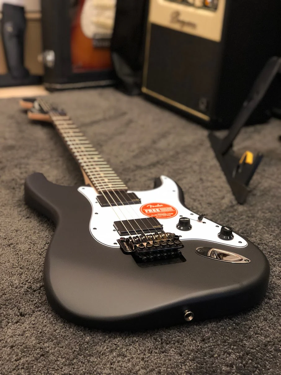 Squier Contemporary Active Stratocaster HH - Flat Black - Image 5