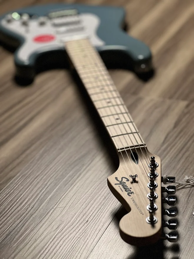 Squier FSR Sonic Stratocaster HSS Electric Guitar w/White Pickguard with Maple FB in Sonic Grey - Image 5