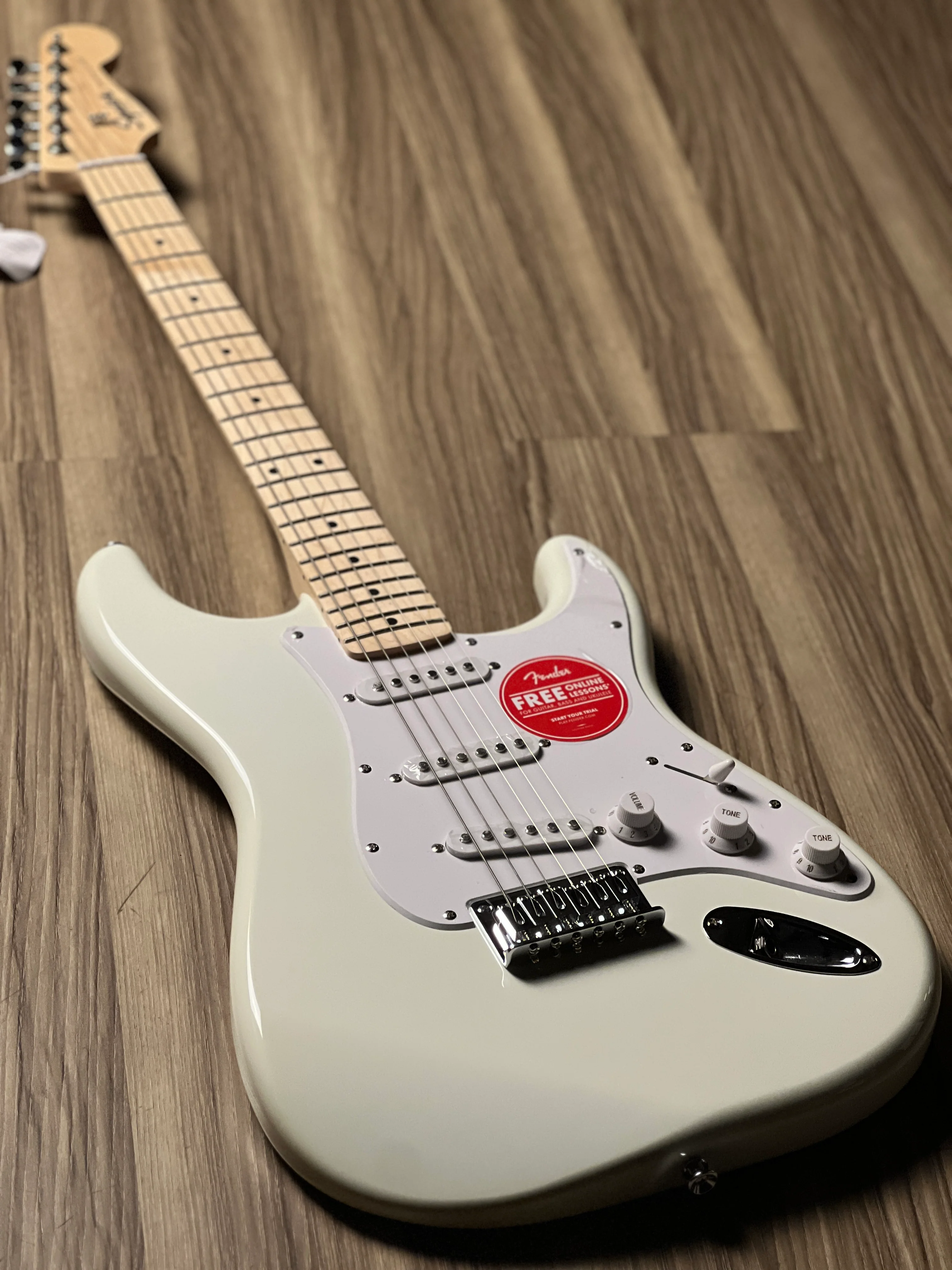 Squier Sonic Stratocaster HT with White Pickguard and Maple FB in Arctic White