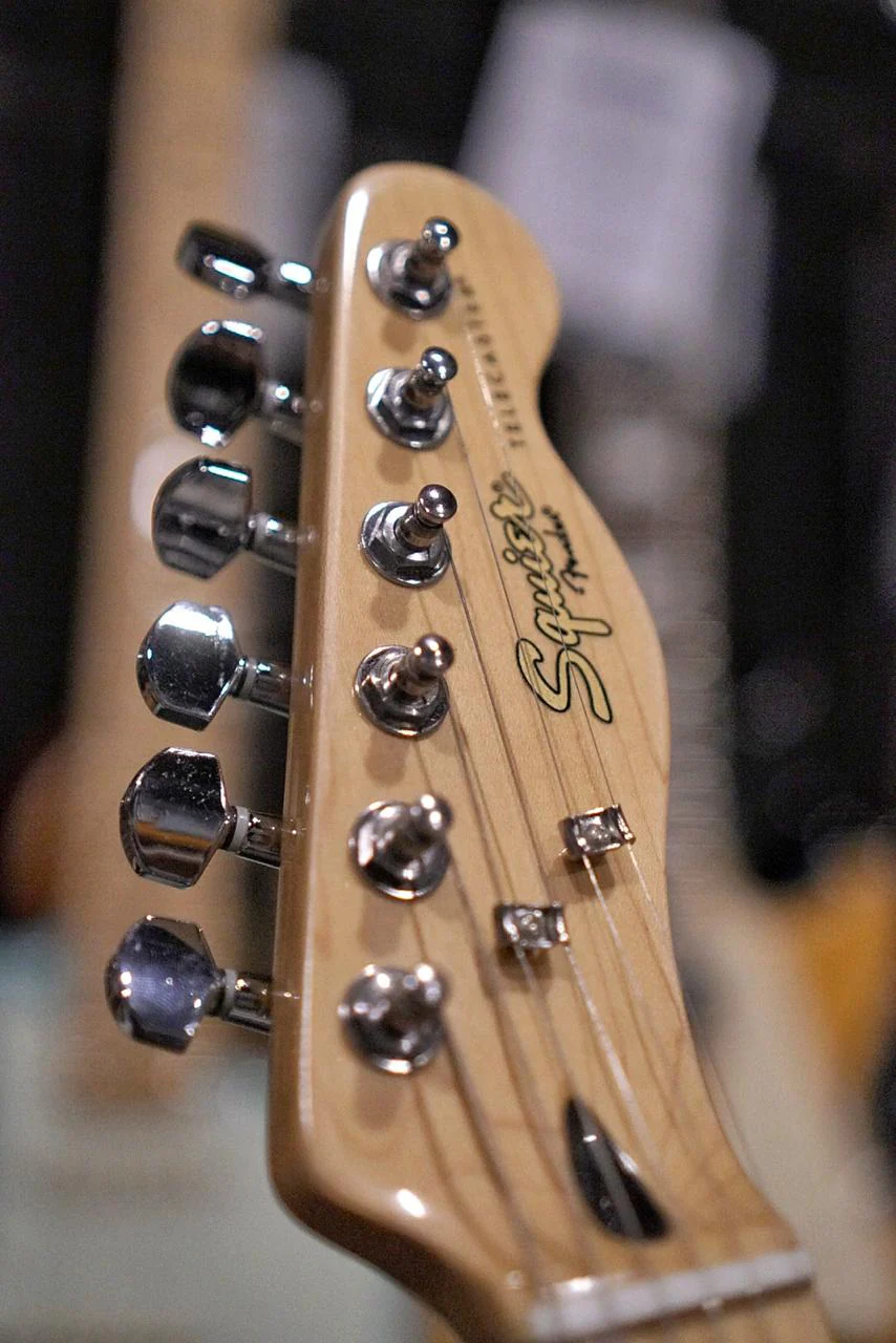 Squier Vintage Modified Telecaster SH Maple Neck in Black - Image 4