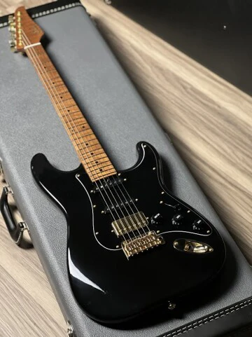 Suhr Classic Custom Antique in Black Beauty