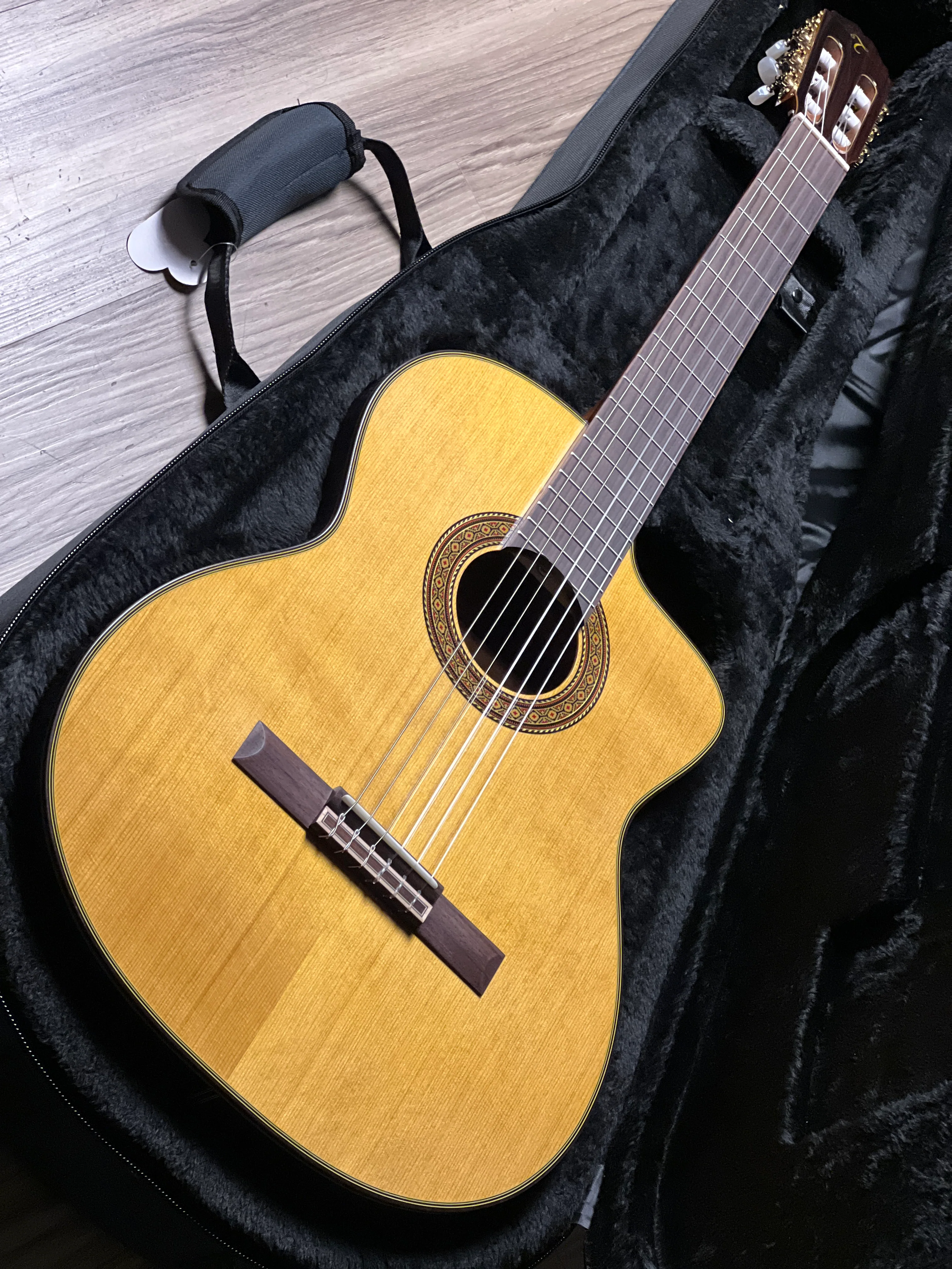 Takamine EC132SC EC in Gloss Natural 62070034 - Image 2