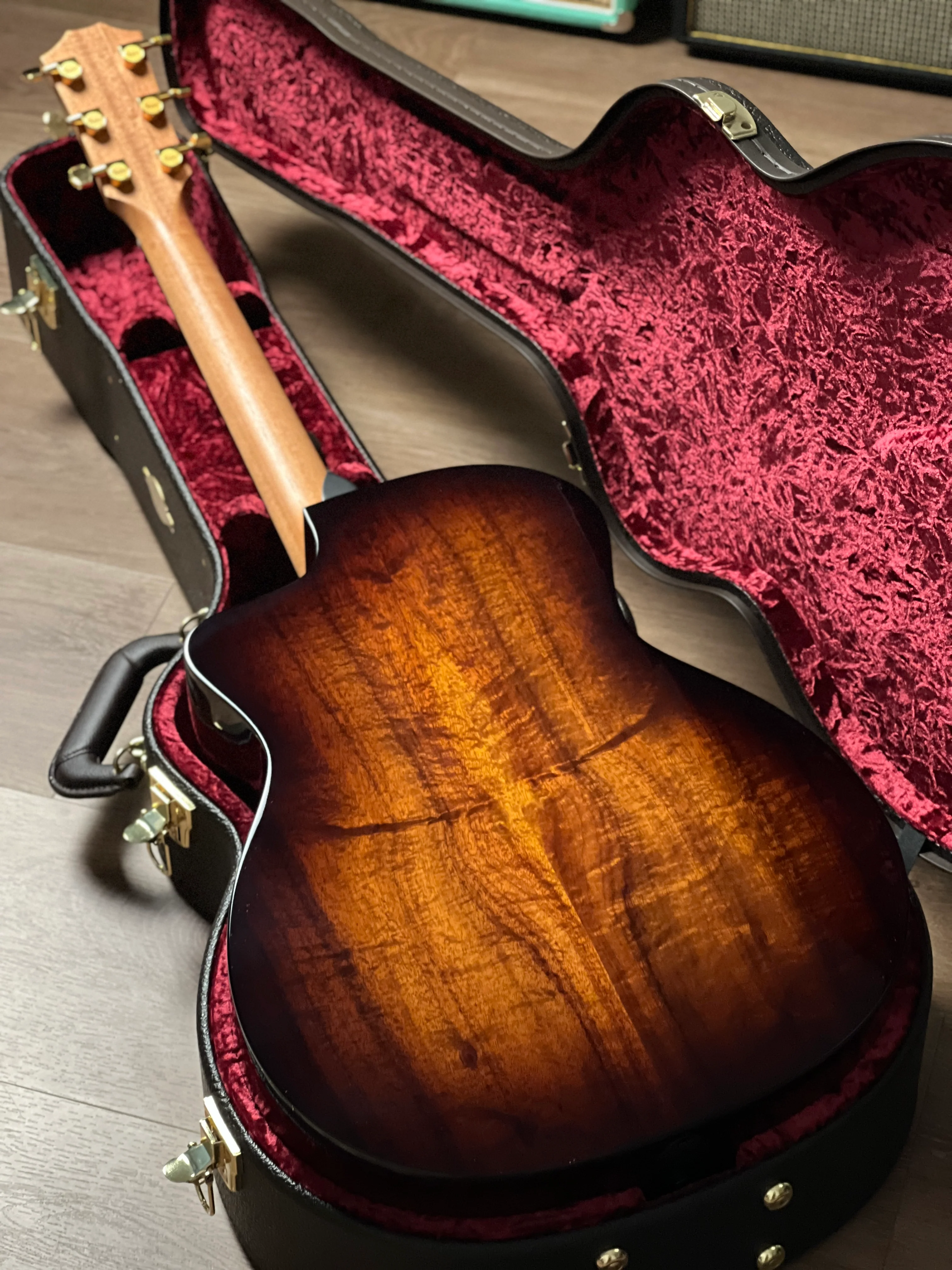 Taylor 224ce-K DLX - Shaded Edgeburst Layered Koa back and sides - Image 5
