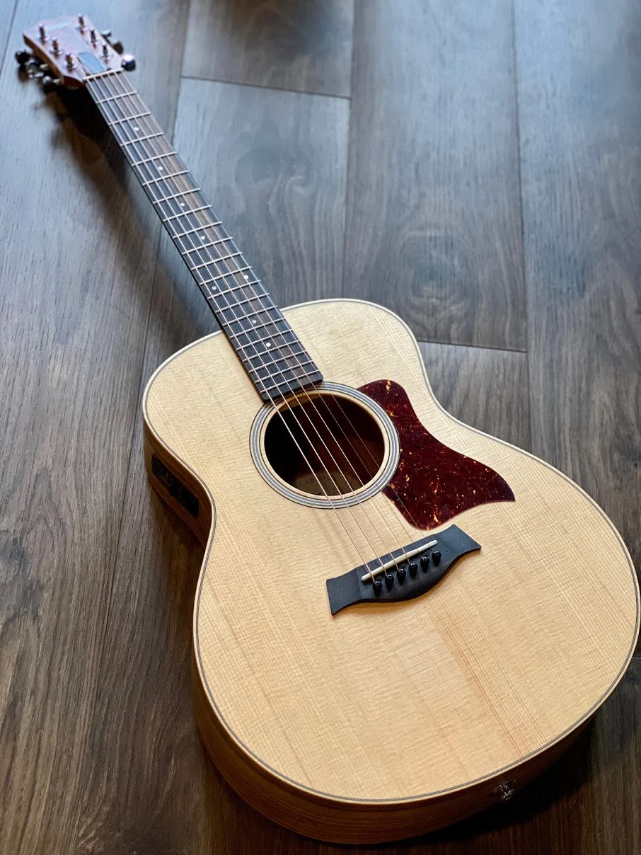Taylor GS Mini-e Black Limba LTD - Natural Sitka Spruce