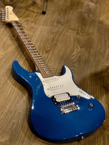 Yamaha PAC112V Pacifica - United Blue