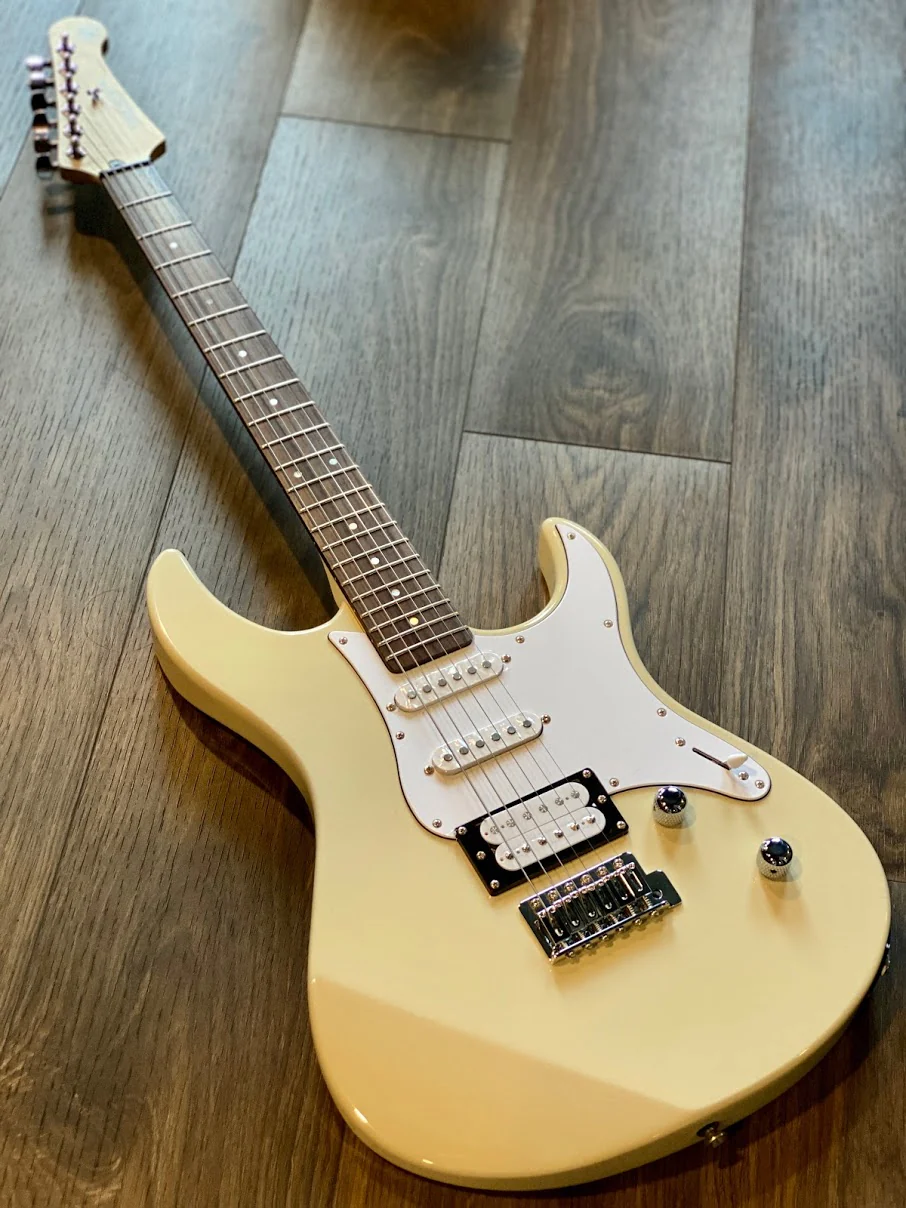 Yamaha PAC112V Pacifica - Vintage White